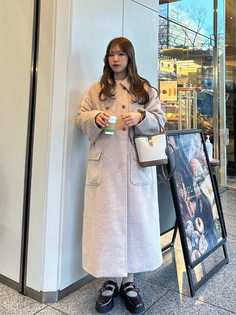 フラップポケットスタンドカラーロングコートを使った人気ファッション