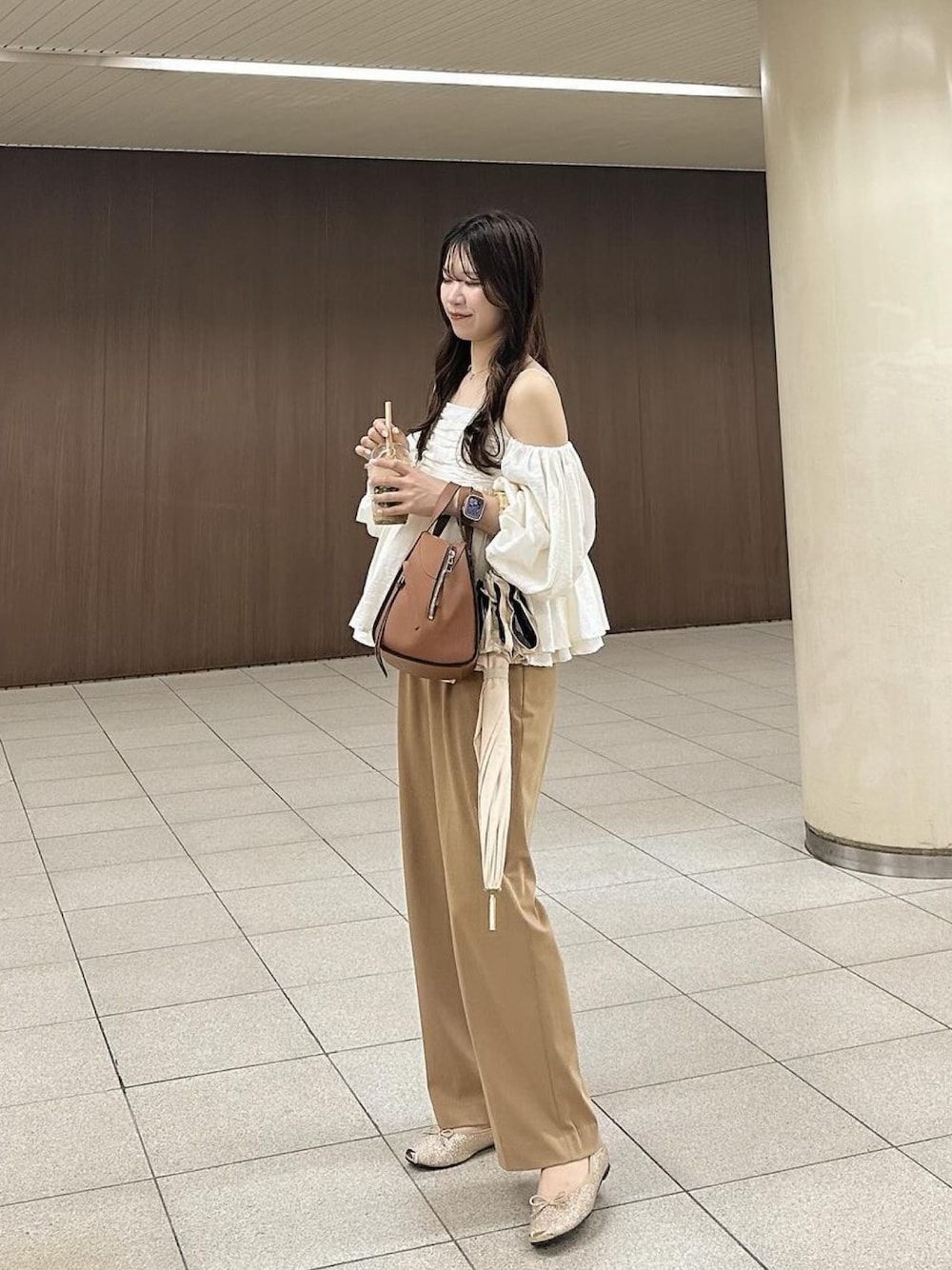 「夏、お出かけスタイル、大人かわいい、夏服、休日コーデ、UNIQLO、デート」｜「ackaのアイテム（シャツ/ブラウス、ホワイト系）」を使った、yunaさん（骨格ウェーブ・レディース・162cm）の夏コーディネートの1枚目の写真