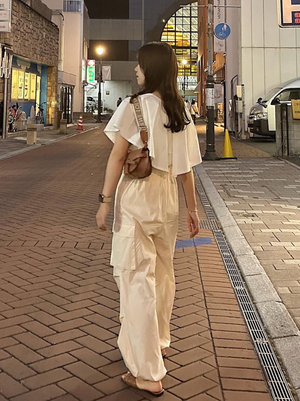 「秋コーデ、パンツコーデ、きれいめカジュアル、パンツスタイル、サンダル、大人カジュアル、リラックススタイル、オトナカジュアル、淡色コーデ、今日のコスメと服、カーゴパンツ」｜「pomiiiのケープブラウス（シャツ/ブラウス、ホワイト系）」を使った、yunaさん（骨格ウェーブ・レディース・162cm）の夏コーディネートの1枚目の写真