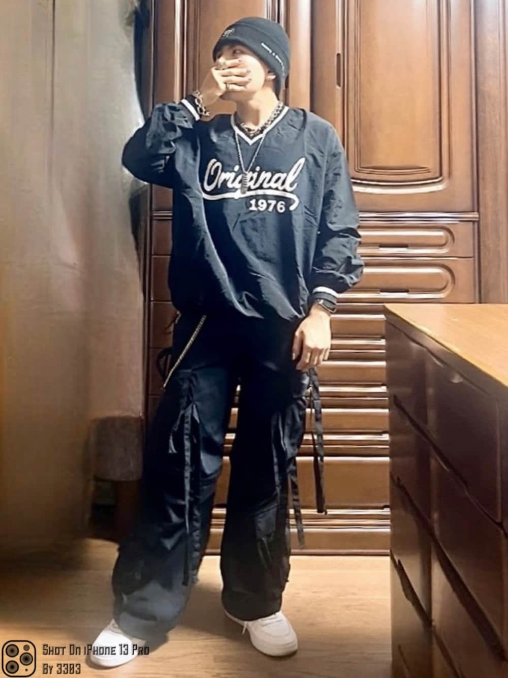 ベージュ系のスニーカー、ブラック系のカーゴパンツ、ブラック系のTシャツ/カットソーを着用したメンズの秋コーディネートの1枚目の写真