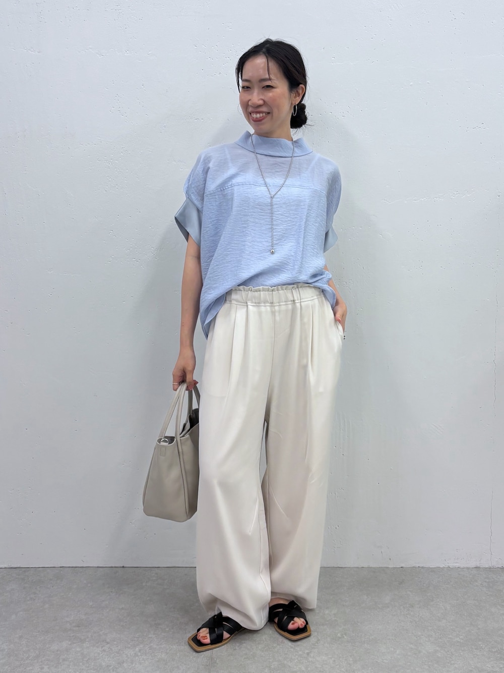 akane.mさんの「【昨年大人気の美脚パンツが再登場】トロミカーブパンツ（Jena espace merveilleux）」を使ったコーディネートの1枚目の写真