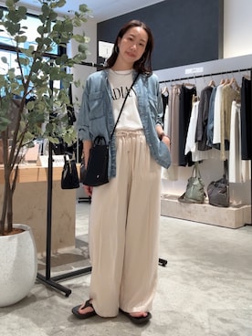 「Jena espace merveilleux(ジェナ エスパスメルヴェイユ)のバックギャザーデニムシャツ(シャツ/ブラウス、ブルー系)」を使った、akane.mさん(レディース・162cm)の夏コーディネート