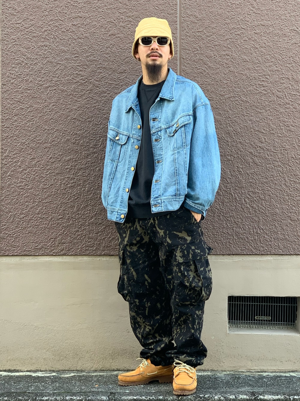 「ビッグシルエット、休日スタイル、冬コーデ、レイヤードスタイル、カーゴパンツ、Timberland、デニムジャケット、サングラス、バケットハット」｜「Timberlandのアイテム（モカシン/デッキシューズ、ベージュ系）」を使った、Bamba Paripariさん（メンズ・168cm）の秋コーディネートの1枚目の写真