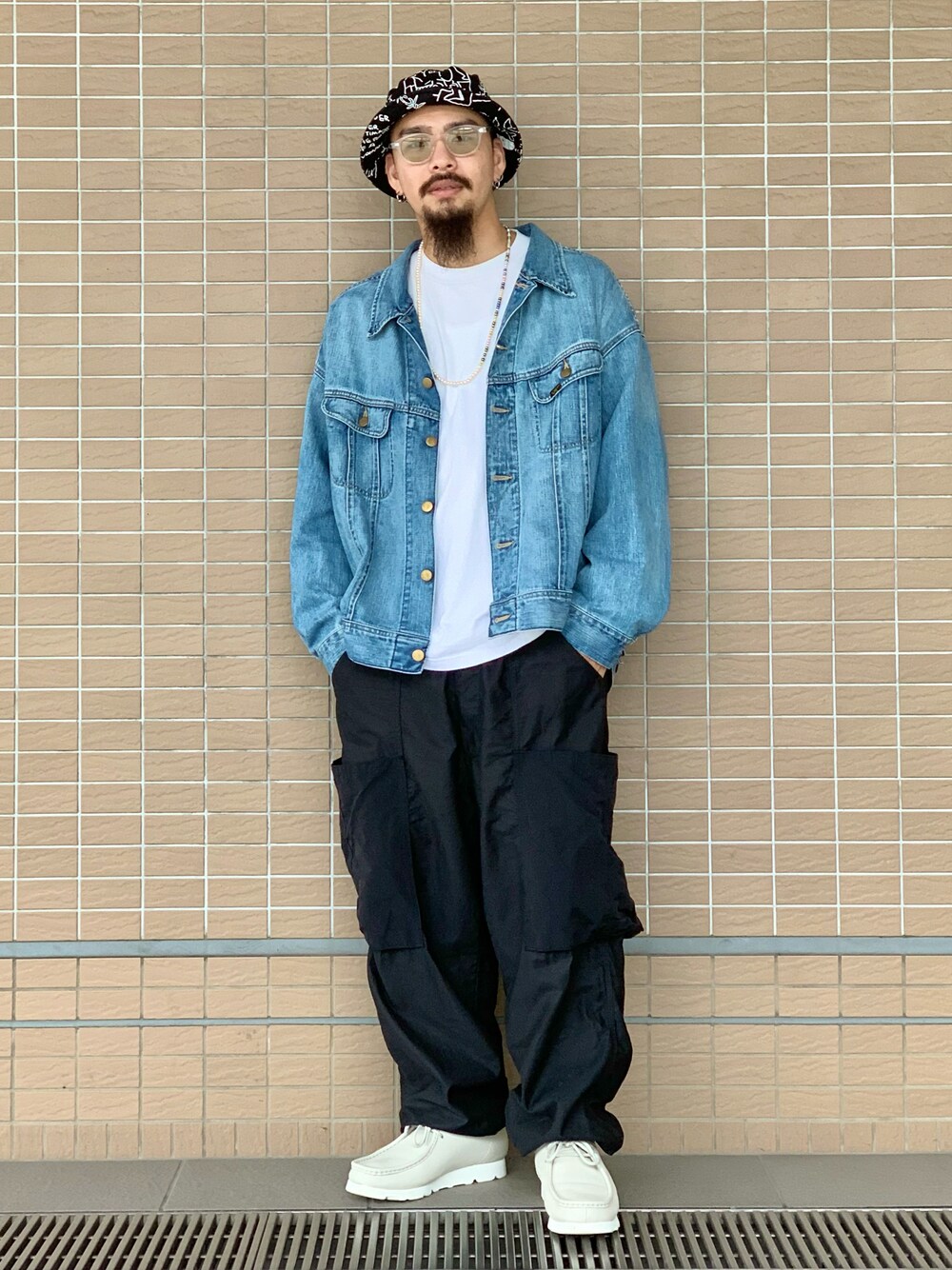 「秋服、ゆるコーデ、ビックシルエット、低身長、ブラック、ワイドパンツ、シンプルコーデ、デニムジャケット、バケットハット、サングラス、メガネ男子、休日スタイル」｜「ClarksのCLARKS(クラークス) Wallabee GTX（モカシン/デッキシューズ、ホワイト系）」を使った、Bamba Paripariさん（メンズ・168cm）の秋コーディネートの1枚目の写真