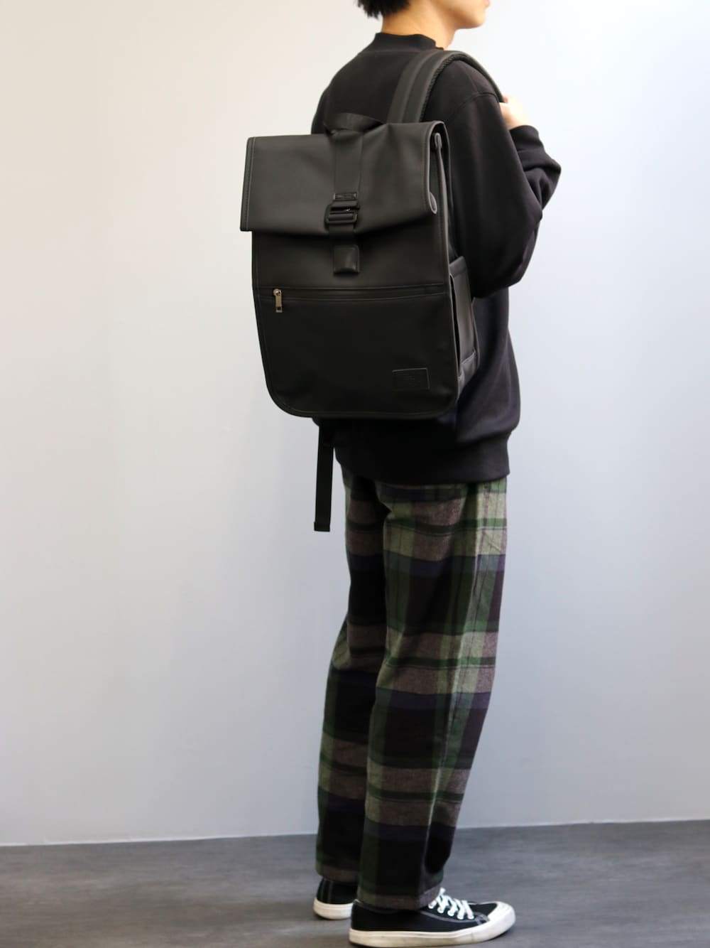 ブラック系のバックパック/リュック、ブラック系のスウェット、その他のパンツを着用したメンズの冬コーディネートの1枚目の写真