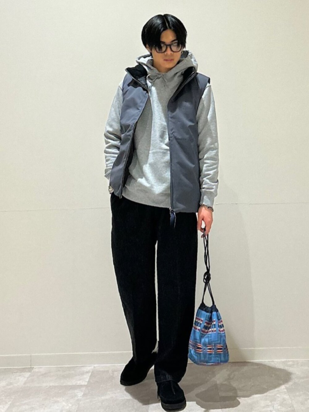 「SHIPS、SHIPS Colors、ベスト、サングラス、パーカー、ワイドパンツ」｜「SHIPS ColorsのSHIPS Colors: テーパード ワイド トラウザー デニム◇（デニムパンツ、ブラック系）」を使った、藤井さん（メンズ・171cm）の冬コーディネートの1枚目の写真
