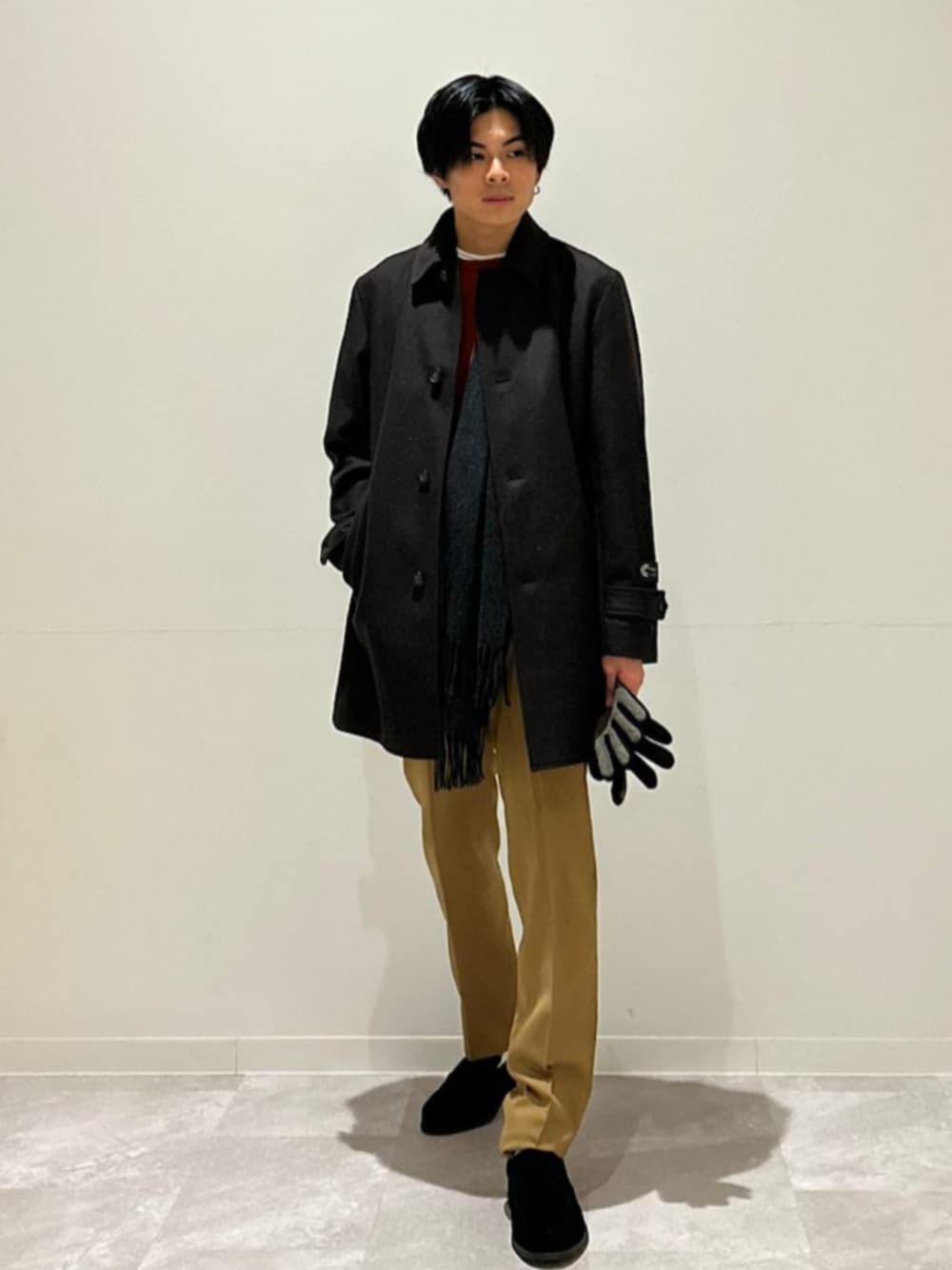 「SHIPS、SHIPS Colors、ステンカラーコート、ローファー、ニット、カシミヤ、マフラー」｜「SHIPS ColorsのSHIPS Colors:〈手洗い可能〉アンチピリング 12G クルーネック ニット（ニット/セーター、オレンジ系）」を使った、藤井さん（メンズ・171cm）の冬コーディネートの1枚目の写真