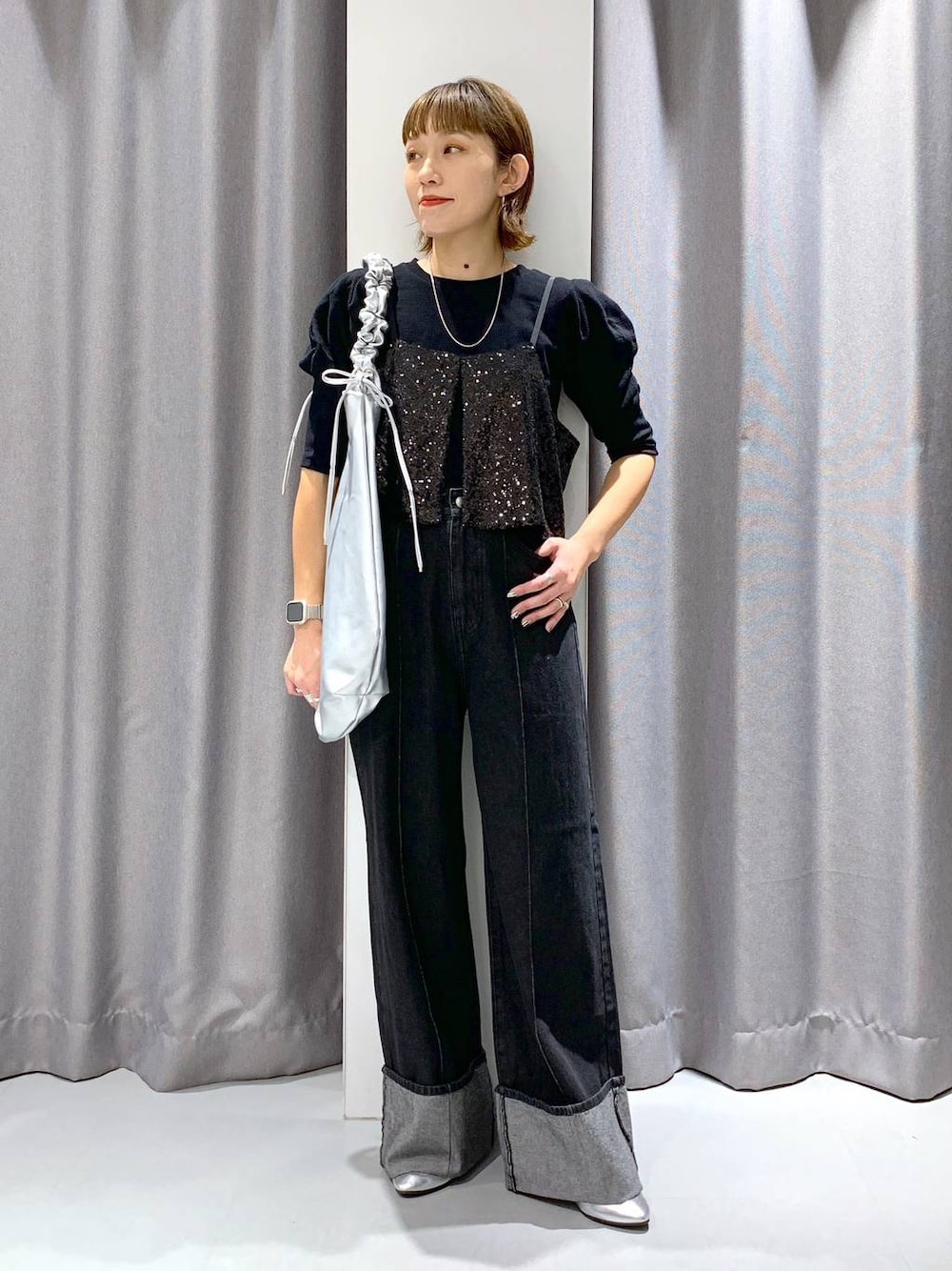 「オーバーサイズ、体型カバー、カジュアル、大人カジュアル、モノトーン、モード、秋コーデ、ママコーデ、レイヤードスタイル、ビスチェ、デニムパンツ」｜「LAKOLEのギャザーハンドルショルダーバッグ / 132238（ショルダーバッグ、シルバー系）」を使った、chinatsuさん（レディース・161cm）の夏コーディネートの1枚目の写真