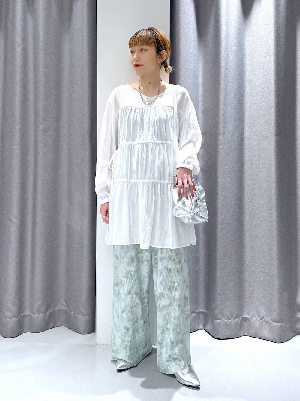 「大人カジュアル、春コーデ、ママコーデ、差し色コーデ、パンツ、パンプス、オーバーサイズ、体型カバー、カジュアル」｜「LOWRYS FARMのステンレスデザインネックレス　 136325（ネックレス、シルバー系）」を使った、chinatsuさん（レディース・161cm）の春コーディネートの1枚目の写真