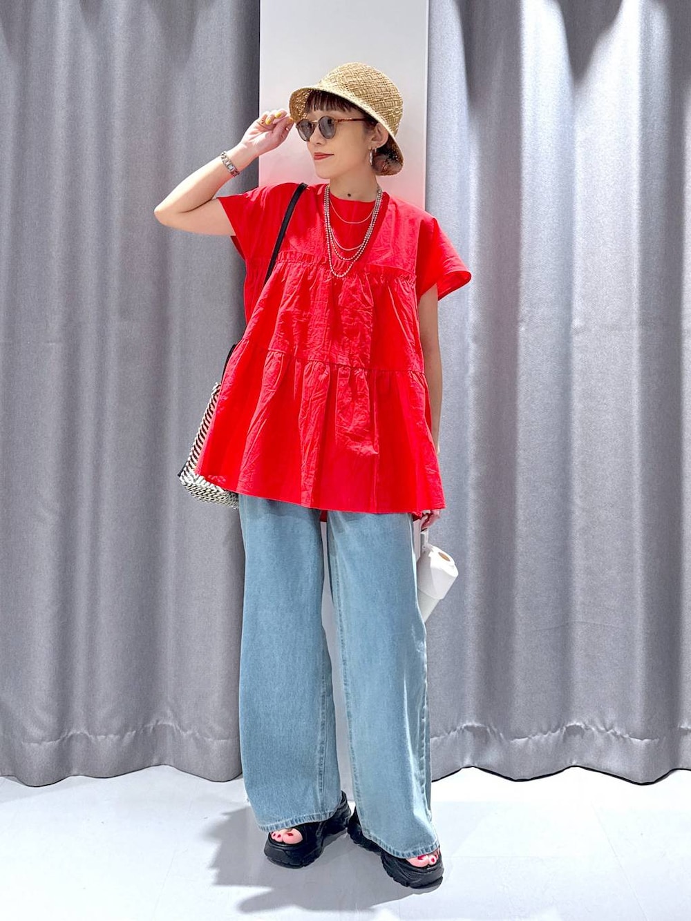 「ブラウス、大人カジュアル、夏コーデ、差し色コーデ、ママコーデ、デニムパンツ、サンダル、オーバーサイズ、体型カバー、カジュアル」｜「LAKOLEのウエストフックデニムパンツ / 120686（デニムパンツ、ブルー系）」を使った、chinatsuさん（レディース・161cm）の夏コーディネートの1枚目の写真