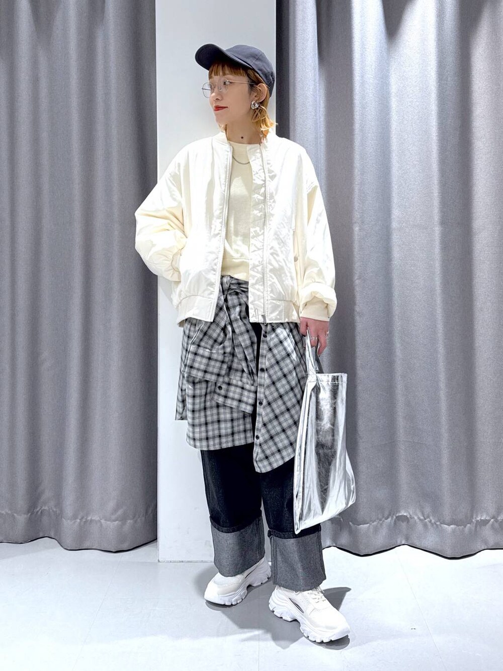 「オーバーサイズ、体型カバー、カジュアル、大人カジュアル、レイヤードスタイル、ママコーデ、メンズライク、春コーデ、冬コーデ、スウェット、シャツ、デニムパンツ」｜「LAKOLEの3パーテーショントートバッグ / 110642（トートバッグ、シルバー系）」を使った、chinatsuさん（レディース・161cm）の冬コーディネートの1枚目の写真