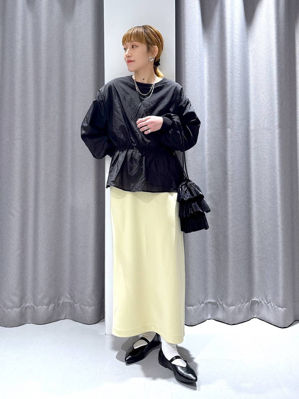 「カジュアル、オーバーサイズ、体型カバー、大人カジュアル、差し色コーデ、ママコーデ、春コーデ、ベーシック/シンプル、スカート、パンプス」｜「LAKOLEのフォールドフェイクレザーヘアピン / 156391（ヘアピン、ブラック系）」を使った、chinatsuさん（レディース・161cm）の春コーディネートの1枚目の写真