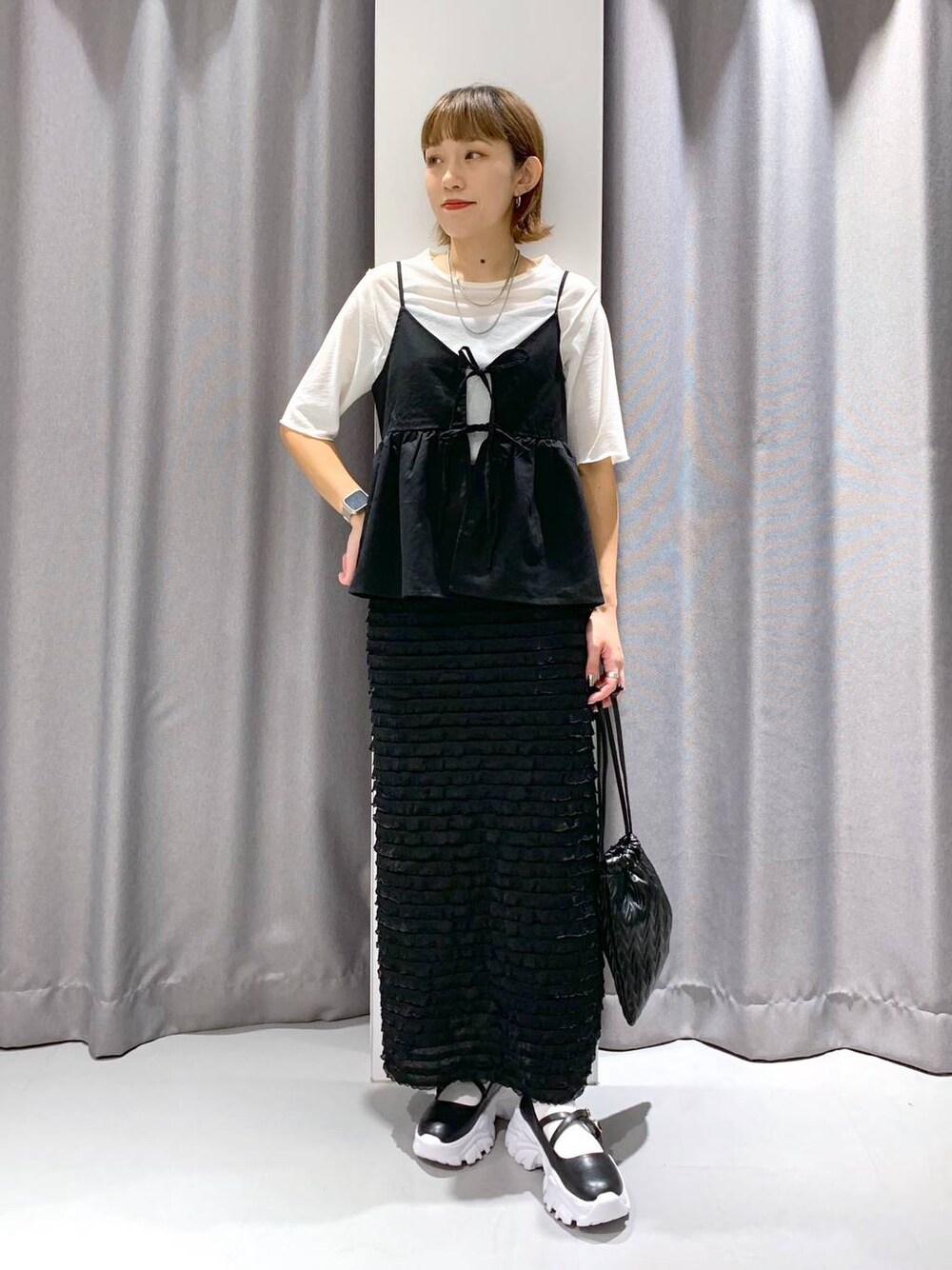 「オーバーサイズ、体型カバー、カジュアル、大人カジュアル、モノトーン、夏コーデ、秋コーデ、ママコーデ、レイヤードスタイル、キャミソール、スカート」｜「LAKOLEのシアーメロウ半袖T / 129237（Tシャツ/カットソー、ホワイト系）」を使った、chinatsuさん（レディース・161cm）の夏コーディネートの1枚目の写真