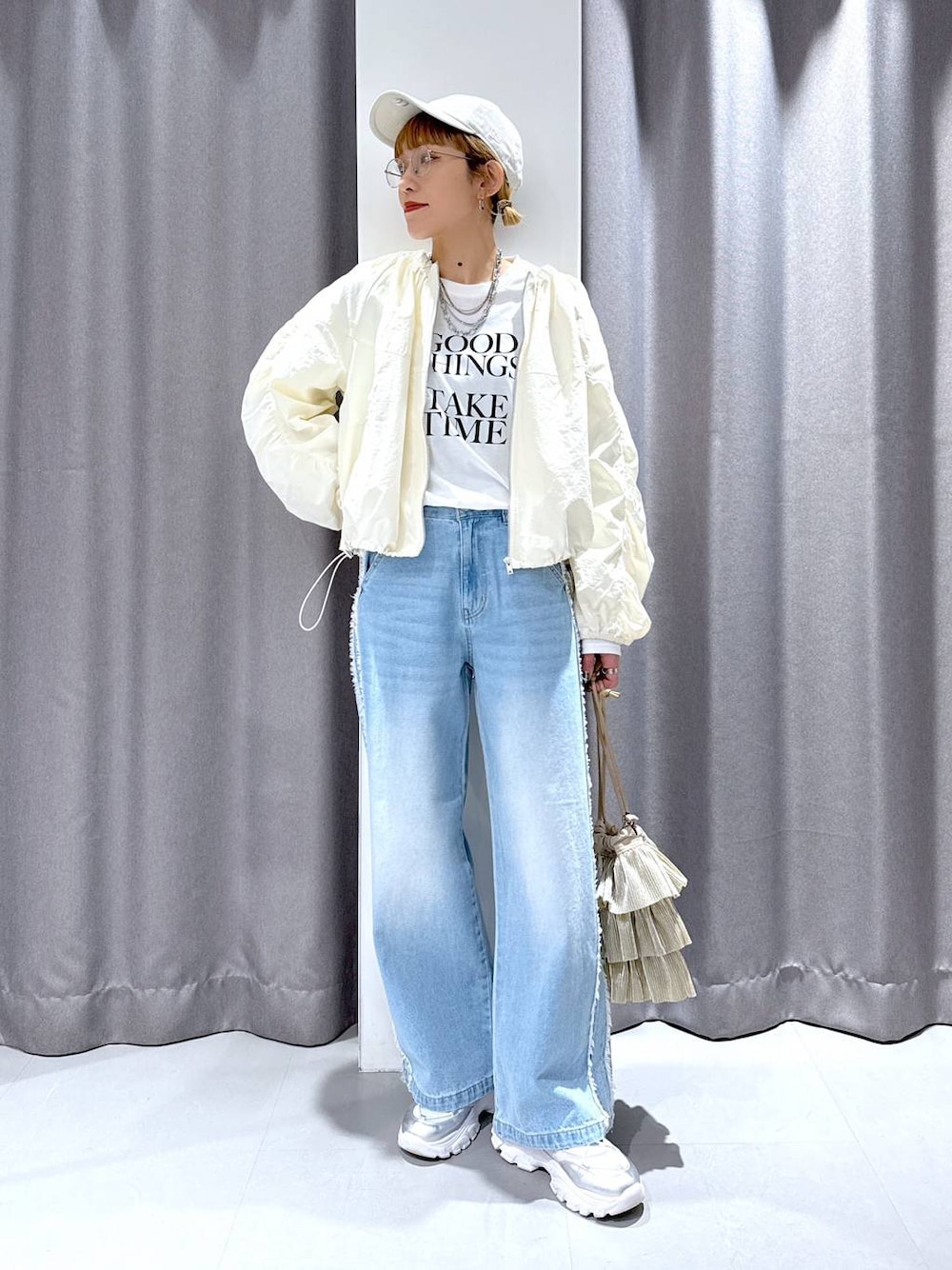 「オーバーサイズ、体型カバー、カジュアル、大人カジュアル、ラフ、ママコーデ、春コーデ、ロンT、ブルゾン、デニムパンツ、キャップ」｜「LOWRYS FARMのＣＡＳＵＡＬＣＬＡＳＳＩＣ２５ 283907（キャップ、ホワイト系）」を使った、chinatsuさん（レディース・161cm）の春コーディネートの1枚目の写真