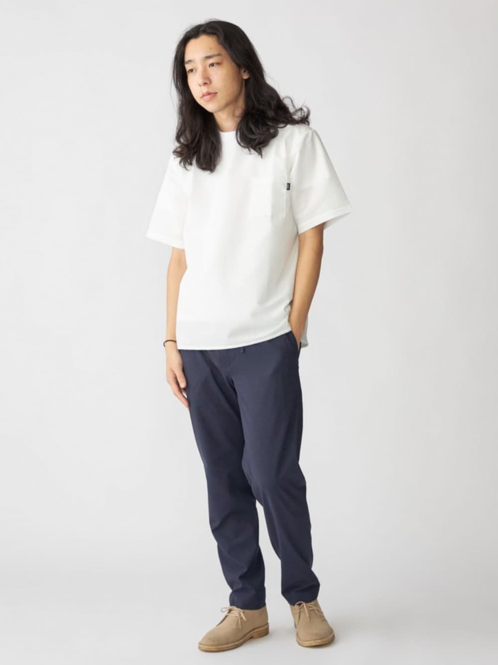 「SHIPS、シップス、シアサッカー、イージーパンツ、きれいめカジュアル」｜「SHIPSのSHIPS: COOLMAX(R) シアサッカー Tシャツ（Tシャツ/カットソー、ホワイト系）」を使った、宮島さん（メンズ・181cm）の夏コーディネートの1枚目の写真