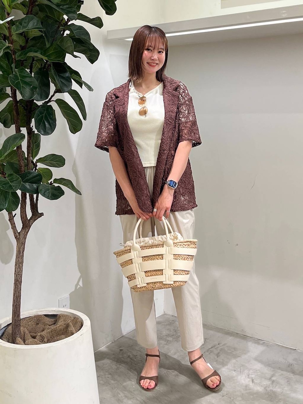 「ジャケット、ジャケットスタイル、ワントーン、デートコーデ、デート/ロマンティック、モテ、女子ウケ、女子会、着痩せ・細見え、高身長、カジュアル、ベーシック/シンプル、ママコーデ、春コーデ、夏コーデ」｜「BAYFLOWのPUコンビカゴバッグ（かごバッグ、ホワイト系）」を使った、Haruneさん（レディース・167cm）の夏コーディネートの1枚目の写真