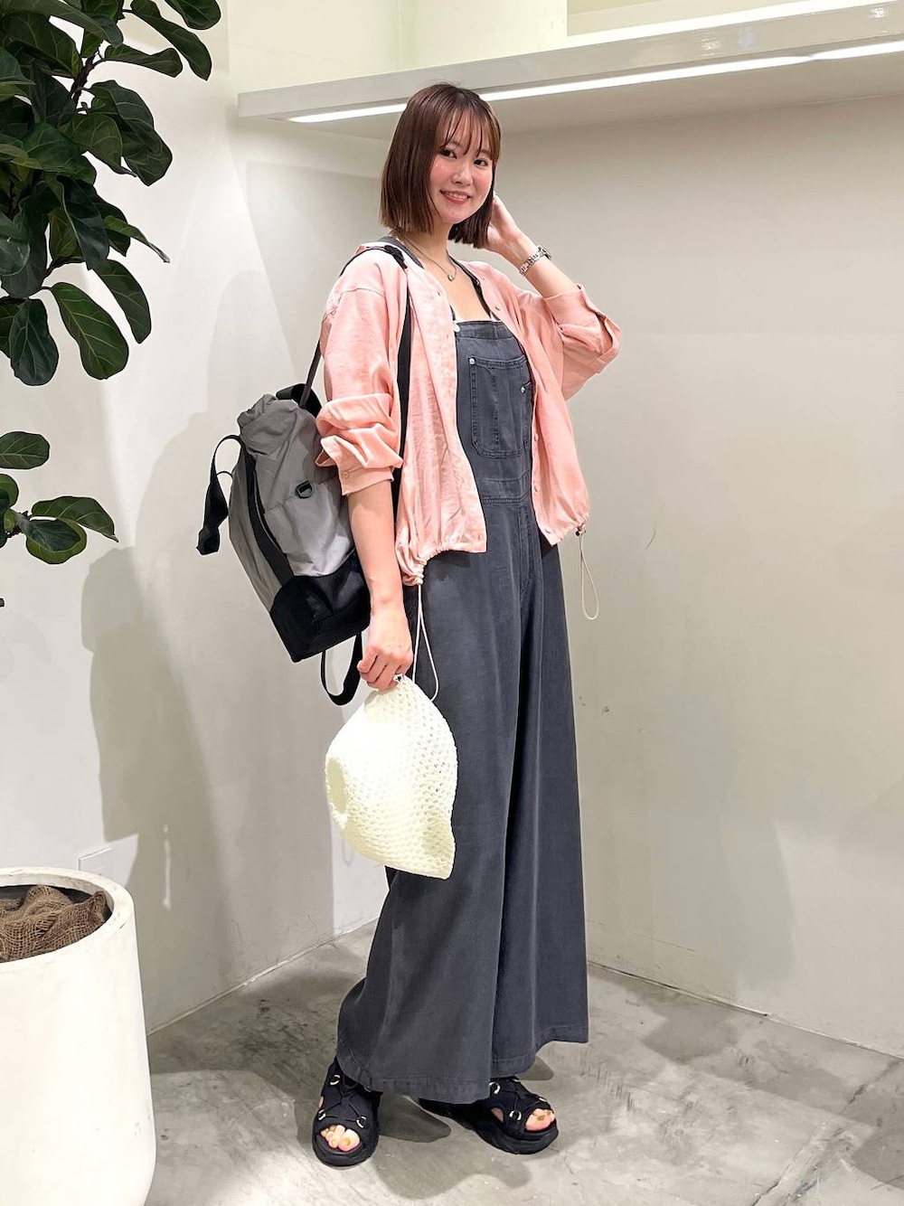 「高身長、カジュアル、ベーシック/シンプル、ママコーデ、春コーデ、秋コーデ、着痩せ、ヘルシー、きれいめ、着痩せ・細見え、サロペット」｜「bijorieの【bijorie】ベストボディブラカップ付きキャミソール／NEW BASIC 25SS（インナーウェア/肌着、ホワイト系）」を使った、Haruneさん（レディース・167cm）の春コーディネートの1枚目の写真