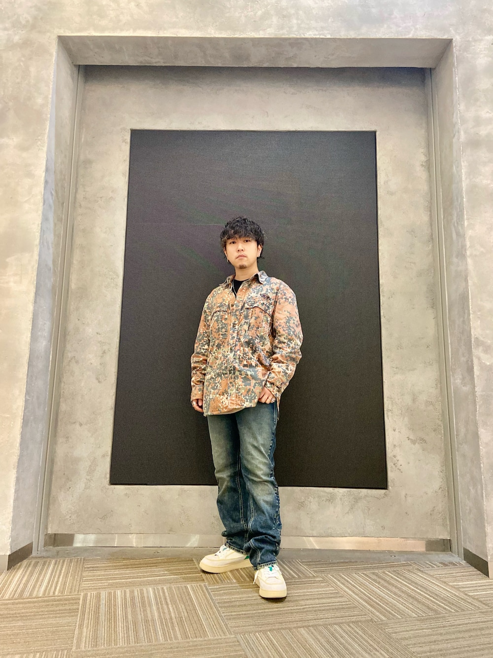 「柄シャツ、デニム、デニムパンツ、革靴、2月、Diesel」｜「DIESELのDIESEL SS22 メンズ ブーツカット フレア サステナブル（デニムパンツ、ブルー系）」を使った、GENTAさん（メンズ・170cm）の冬コーディネートの1枚目の写真