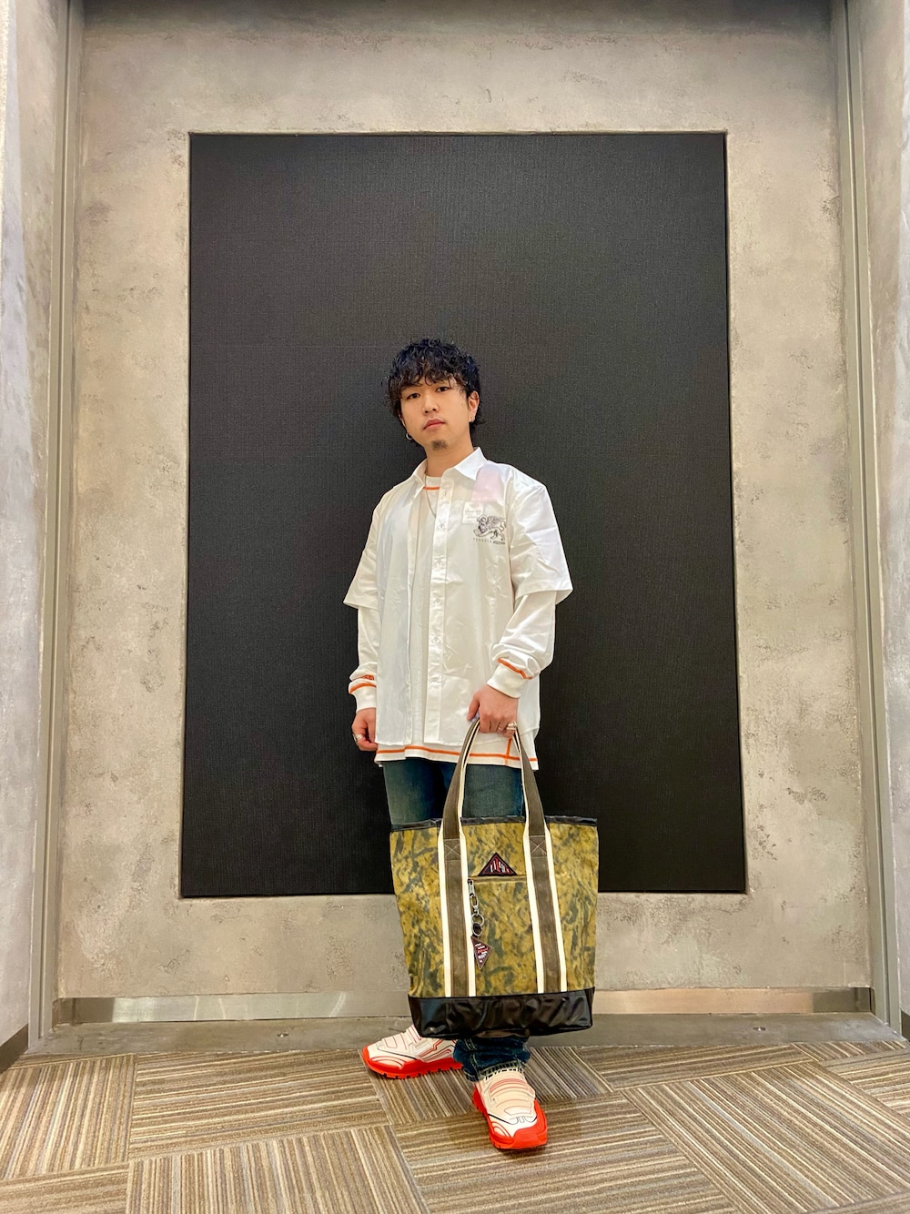 「ディーゼル、Diesel、DIESEL、西宮ガーデンズ、オレンジ、シャツ、重ね着、トートバッグ、デニムパンツ、3月」｜「DIESELのメンズ Tシャツ ロンT オーバーサイズ（Tシャツ/カットソー、ホワイト系）」を使った、GENTAさん（メンズ・170cm）の春コーディネートの1枚目の写真