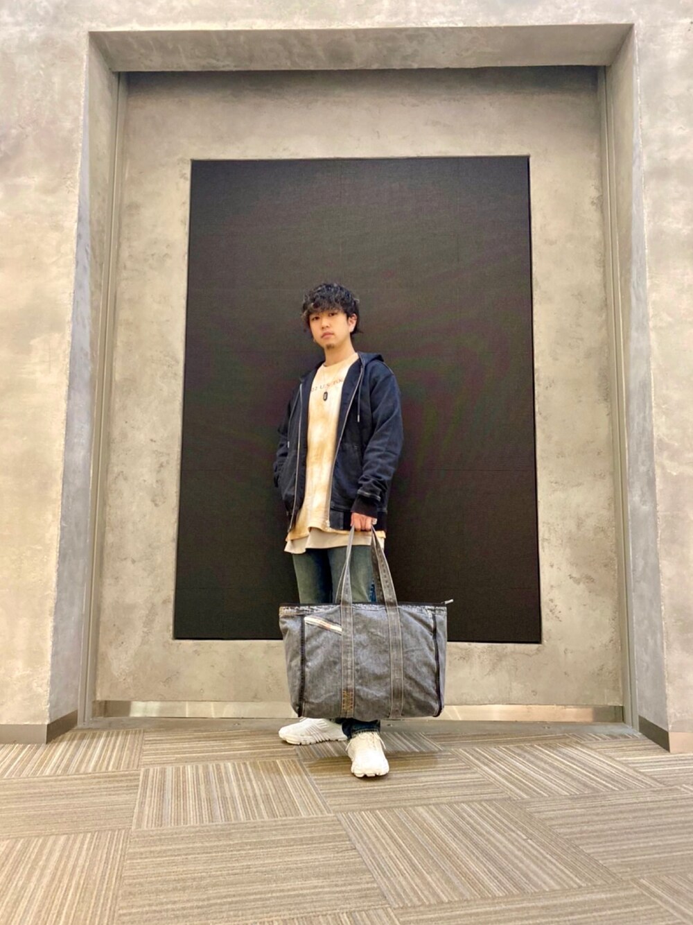 「Diesel、デニム、トートバッグ、デニムコーデ、パーカー、スニーカー」｜「DIESELのDIESEL SS22 メンズ  ジップアップ パーカー ジョグファブリック サステナブル（パーカー、ブラック系）」を使った、GENTAさん（メンズ・170cm）の冬コーディネートの1枚目の写真