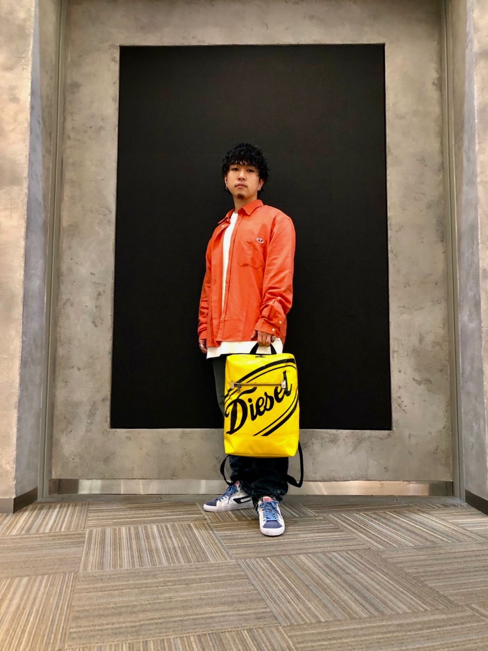 「Diesel、シャツ、リュック、バックパック、スニーカー」｜「DIESELのメンズ シャツ リネンミックス（シャツ/ブラウス、オレンジ系）」を使った、GENTAさん（メンズ・170cm）の春コーディネートの1枚目の写真