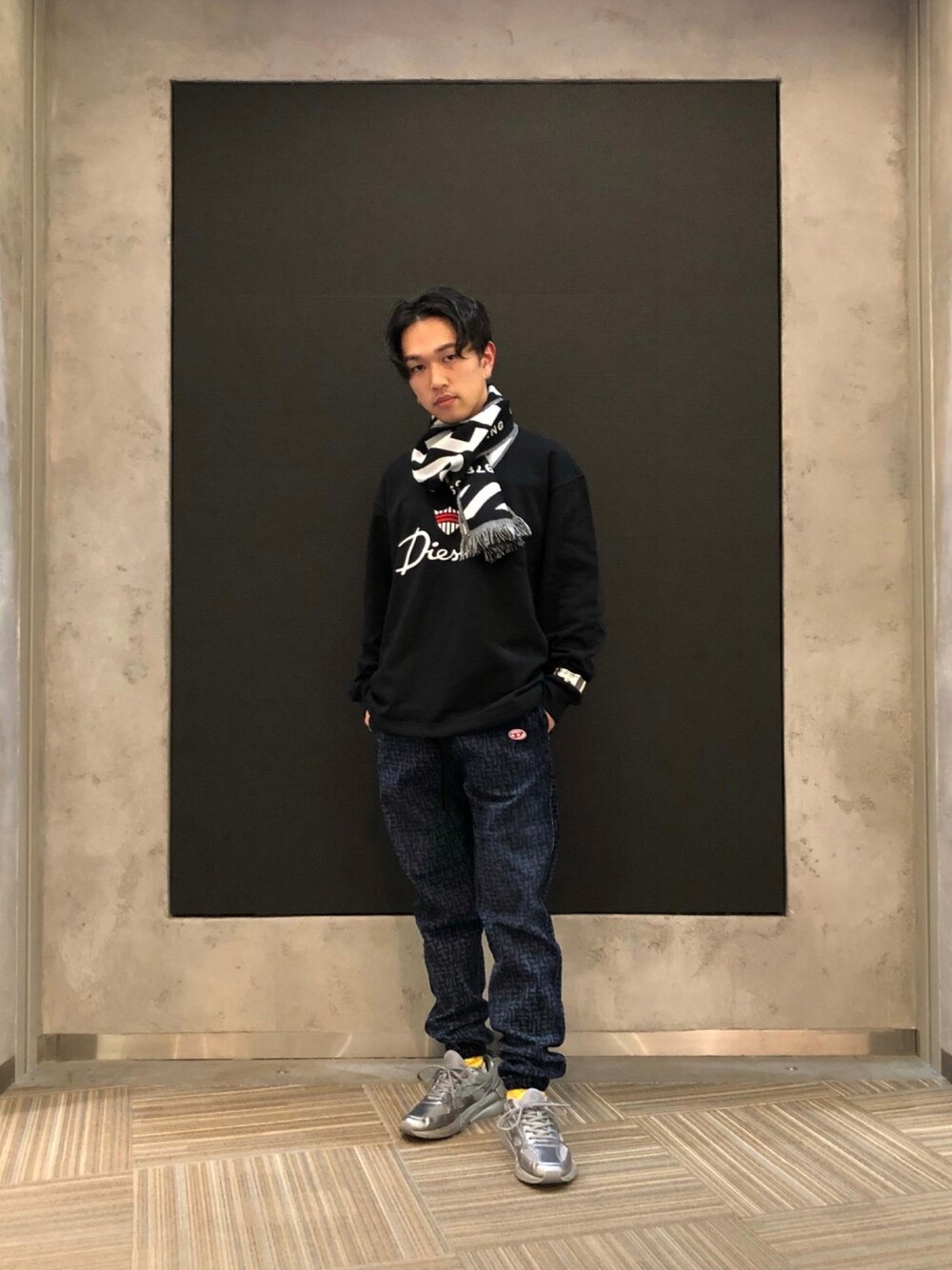 「12月、スウェット、デニム、モノグラム、マフラー、ディーゼル、Diesel」｜「DIESELのメンズ スウェット ロゴ（スウェット、ブラック系）」を使った、GENTAさん（メンズ・170cm）の冬コーディネートの1枚目の写真