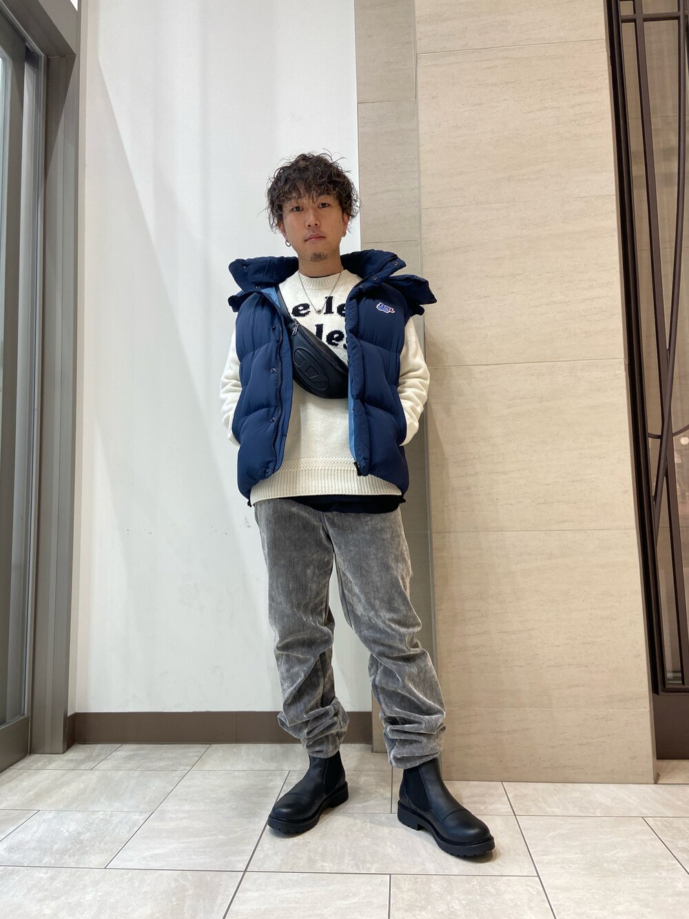 「11月、DIESEL」｜「DIESELのアイテム（ニット/セーター、ホワイト系）」を使った、GENTAさん（メンズ・170cm）の秋コーディネートの1枚目の写真