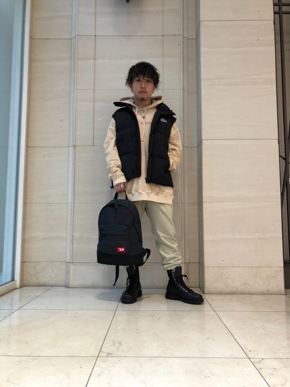 「Diesel」｜「DIESELのメンズ パーカー フーディー（パーカー、ベージュ系）」を使った、GENTAさん（メンズ・170cm）の冬コーディネートの1枚目の写真