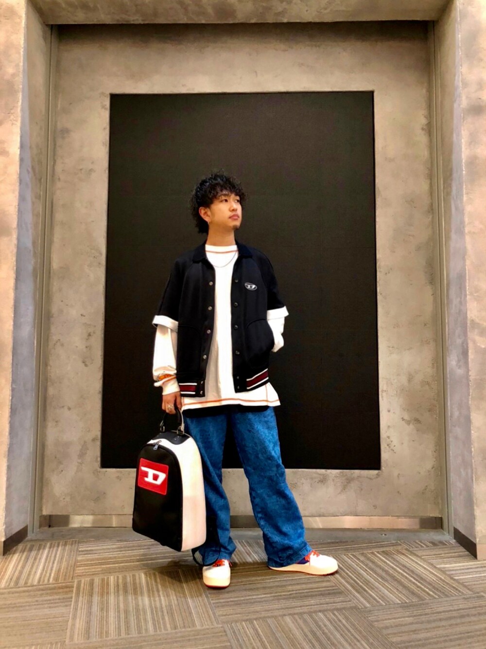 「Diesel、春コーデ、重ね着、デニム、バッグ、リュック、4月、西宮ガーデンズ」｜「DIESELのメンズ Tシャツ ロンT オーバーサイズ（Tシャツ/カットソー、ホワイト系）」を使った、GENTAさん（メンズ・170cm）の春コーディネートの1枚目の写真