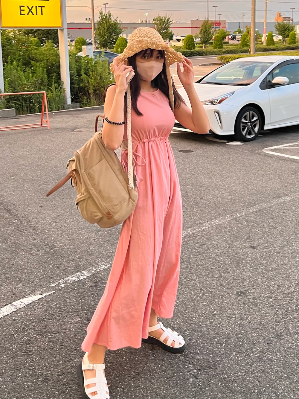 「ピンク、ピンクコーデ、ワンピース水着、海コーデ、海スタイル、夏コーデ、夏ワンピース、草帽、インスタフォローしてね！、大人コーデ、summer、Chico、お洒落さんとつながりたい、休日スタイル、オトナカジュアル」｜「Fjallraven KankenのFJALLRAVEN/フェールラーベン/KANKEN BAG BIG （カンケンバッグ）（バックパック/リュック、ベージュ系）」を使った、あまんだ🐈‍⬛さん（レディース・164cm）の夏コーディネートの1枚目の写真