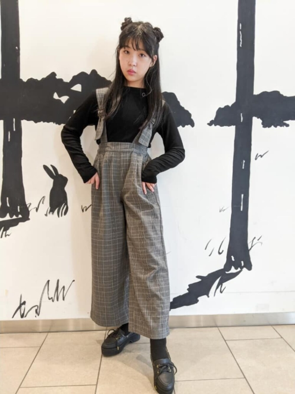 「秋のコーデ、モノトーン、パンツスタイル、女の子、モノトーンコーデ、カジュアルコーデ、パンツコーデ、女の子コーデ、小学生、秋冬コーデ、キャンディチュウ、candychuu、キャンチュウコーデ、CCチャージ、candychuu第2期アンバサダー」｜「Candychuuのアイテム（Tシャツ/カットソー、ブラック系）」を使った、FUKAさん（キッズ・150cm）の秋コーディネートの1枚目の写真