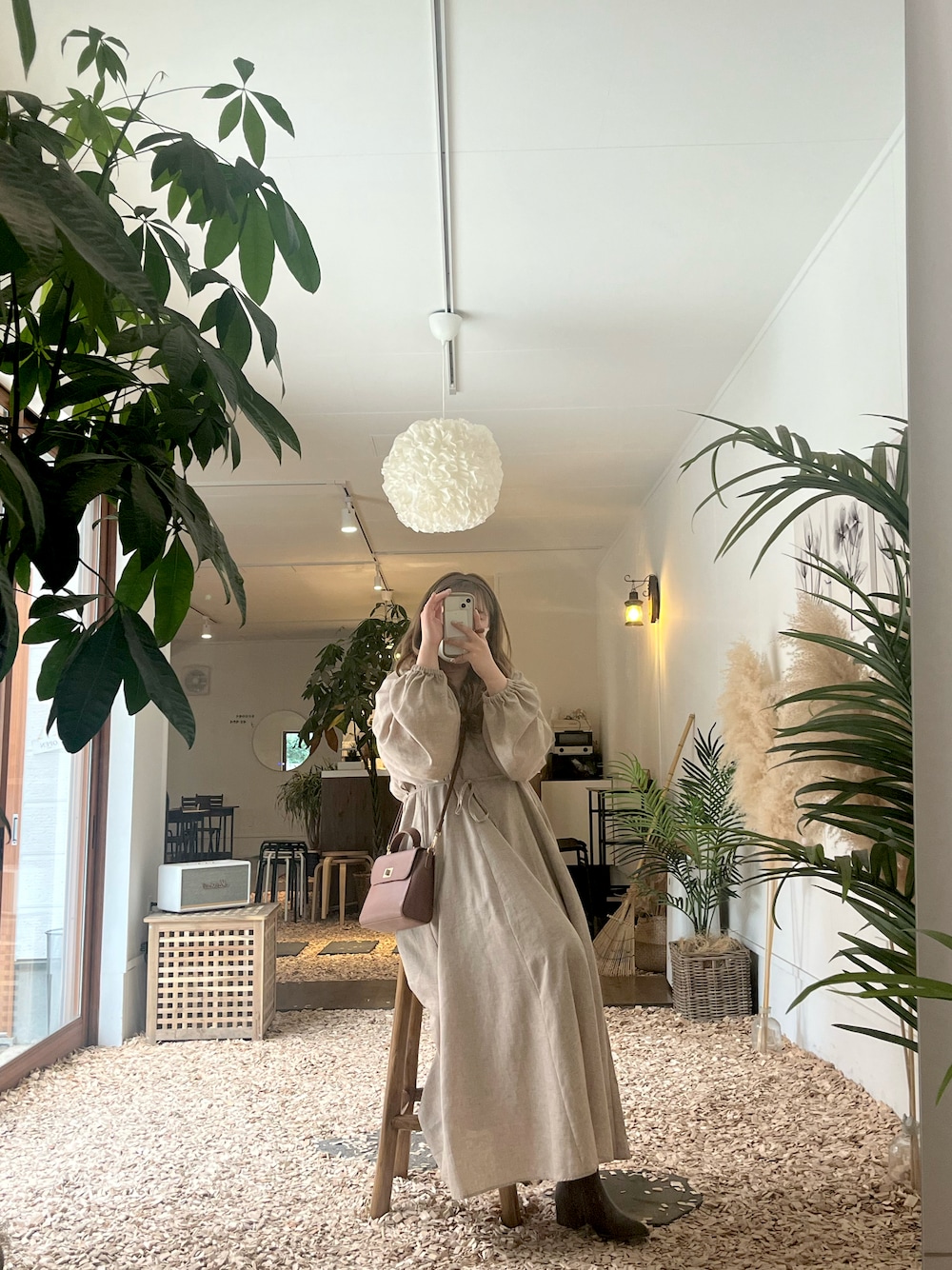 ベージュ系のワンピースを着用したレディースの冬コーディネートの1枚目の写真