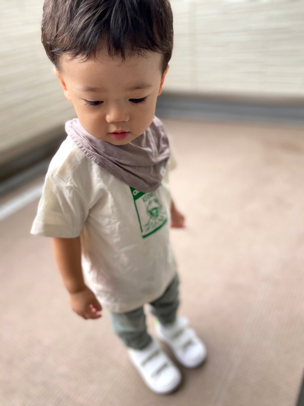 「男の子コーデ、白スニーカー、白Tシャツ、休日コーデ」｜「adidasのスタンスミス [STAN SMITH] アディダスオリジナルス（キッズ/子供用）（スニーカー、ホワイト系）」を使った、aomaru2020さん（キッズ・90cm）の秋コーディネートの1枚目の写真