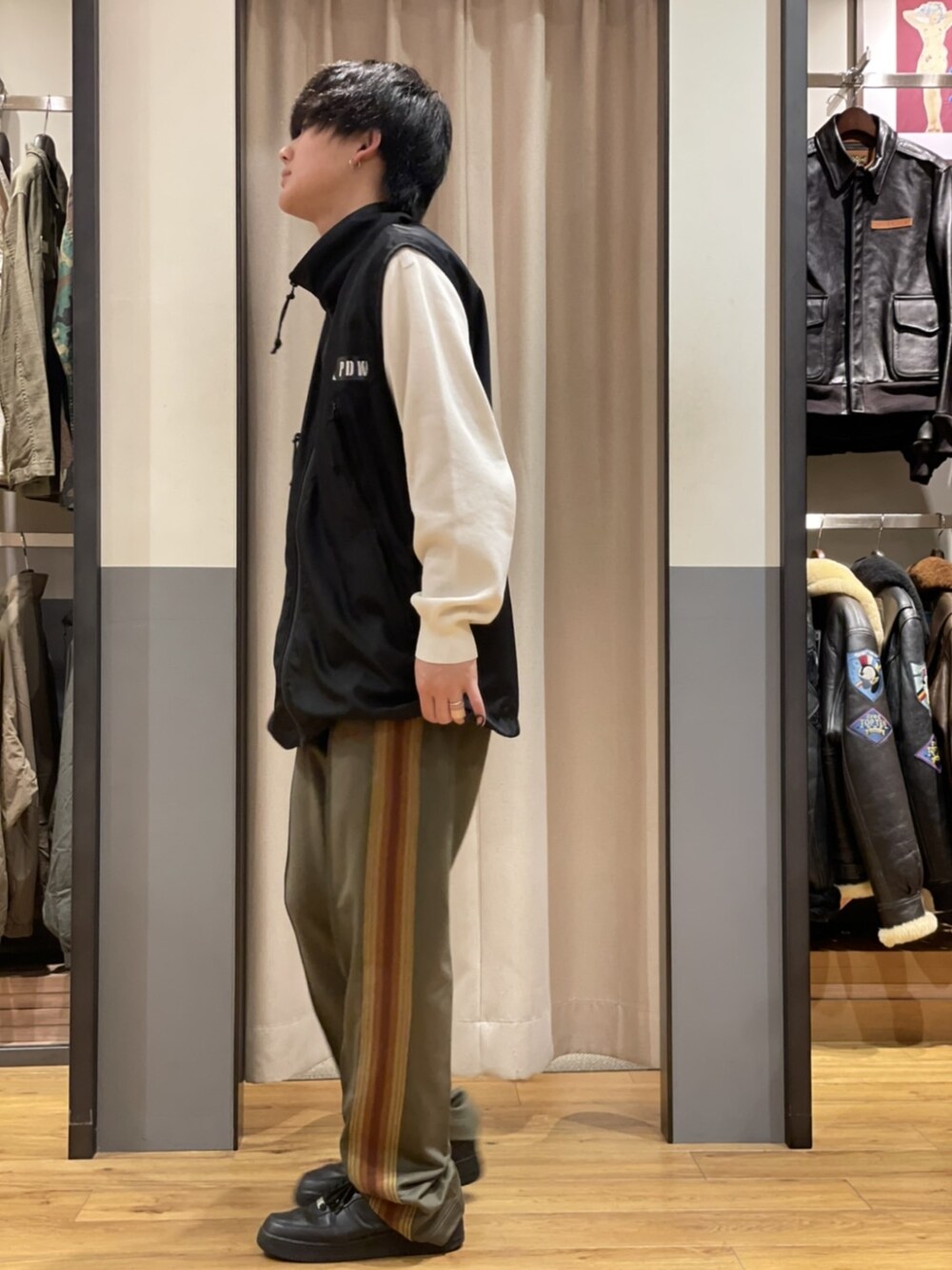 「ニット、ミリタリー、ブラック、ホワイト、AVIREX、ジャージ、白Tシャツ、ジャージーパンツ、ラインパンツ、ミリタリーコーデ」｜「AVIREXのジップ ポケット クルーネック ニット / LONG SLEEVE ZIP POCKET CREW NECK KNIT / アヴィレックス / AVIREX（ニット/セーター、ホワイト系）」を使った、ひっしーさん（メンズ・170cm）の冬コーディネートの1枚目の写真