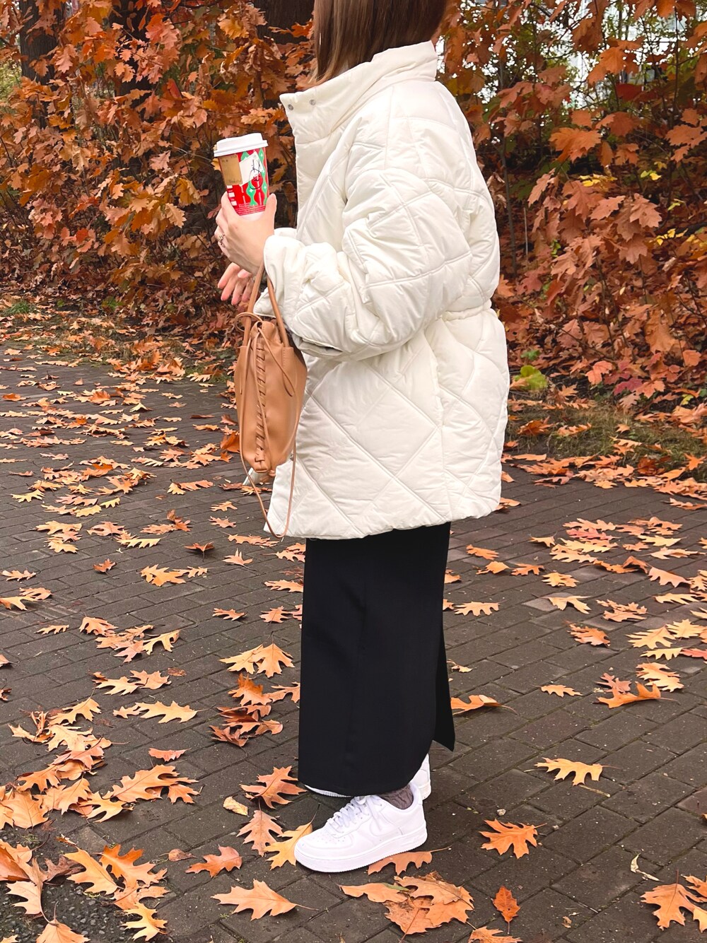「クリスマスに着たい服、大人カジュアル、冬コーデ、休日コーデ、シンプルコーデ、キレイめカジュアル、低身長、カジュアルコーデ、冬服、シンプルスタイル、大人コーデ、ダウンジャケット、キレイめ、おしゃれさんと繋がりたい、ミスティック(mystic)」｜「NIKEのナイキ エア フォース 1 '07 ウィメンズシューズ / Nike Air Force 1 '07 Women's Shoes DD8959-100 White（スニーカー、ホワイト系）」を使った、𝘮𝘪𝘶さん（レディース・156cm）の冬コーディネートの1枚目の写真
