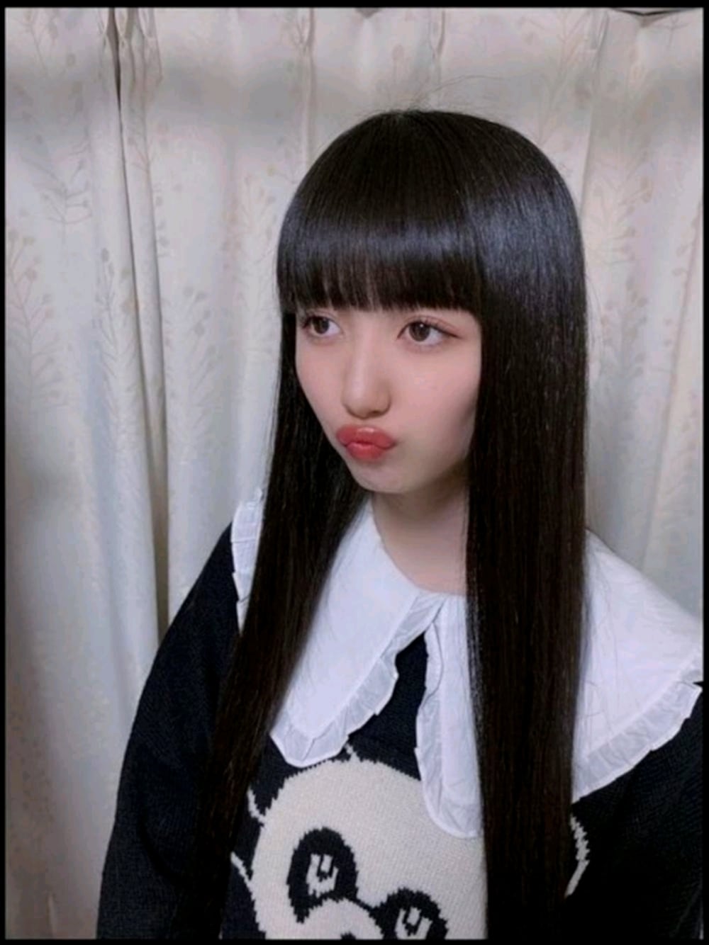 ブラック系のニット/セーター、パープル系の音楽/本・雑誌を着用したレディースの秋コーディネートの1枚目の写真