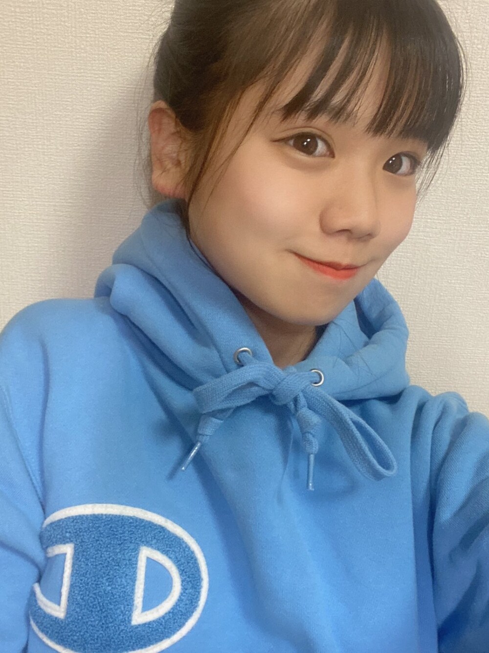 「Champion、ロイヤルフラッシュ、ライトブルー、パーカー、スウェット、プルオーバー、スウェットパーカー、SUPER☆GiRLS、スパガ、竹内ななみ、アイドル、ロゴ、ロゴ刺繍、ワッペン」｜「SUPER☆GiRLSのアイテム（音楽/本・雑誌、レッド系）」を使った、アイドル達のクローゼットさん（レディース・160cm）の春コーディネートの1枚目の写真