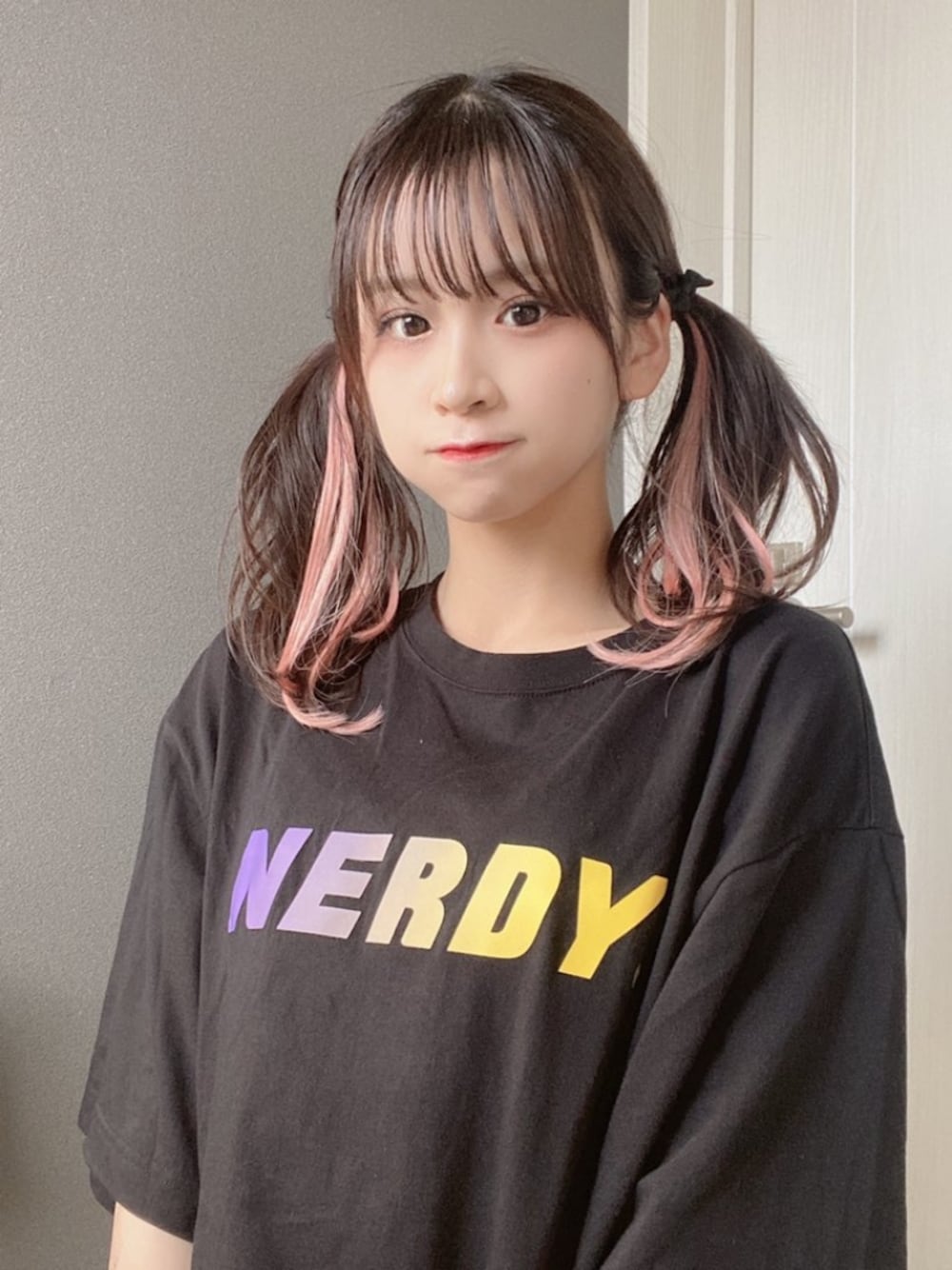 「nerdy、ロゴプリント、Tシャツ、ブラック、ロゴT、半袖、アイドル、LinQ、金子みゆ」｜「NERDYのアイテム（Tシャツ/カットソー、ブラック系）」を使った、アイドル達のクローゼットさん（レディース・160cm）の秋コーディネートの1枚目の写真