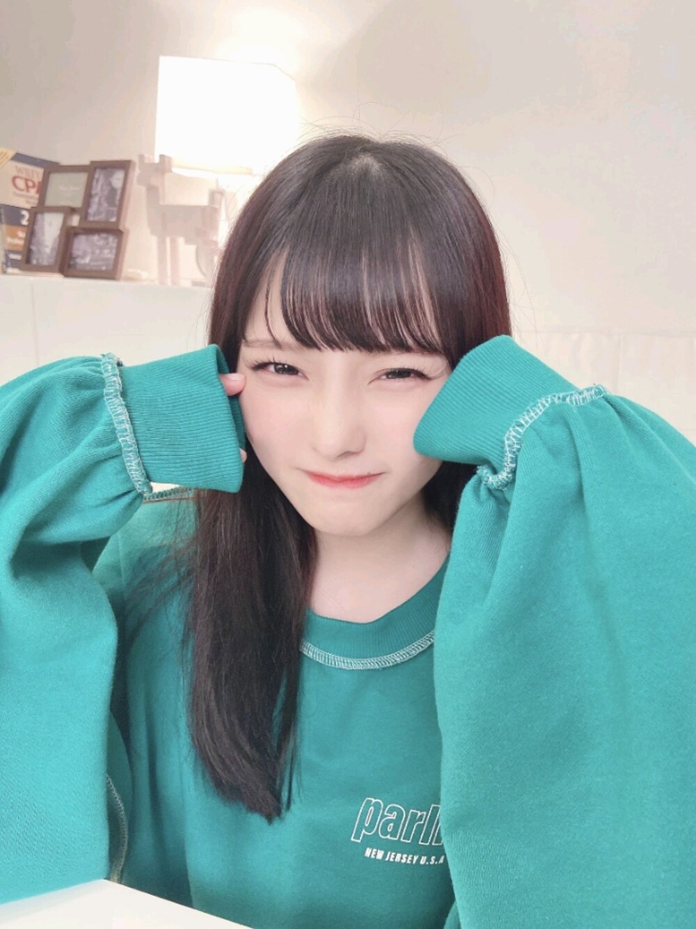 「WEGO、グリーン、スウェット、プルオーバー、ステッチ、アイドル、＝LOVE、イコラブ、齊藤なぎさ、なーたん」｜「WEGOのWEGO/【WEB限定】インサイドアウトステッチロゴプルオーバー（スウェット、グリーン系）」を使った、アイドル達のクローゼットさん（レディース・152cm）の秋コーディネートの1枚目の写真
