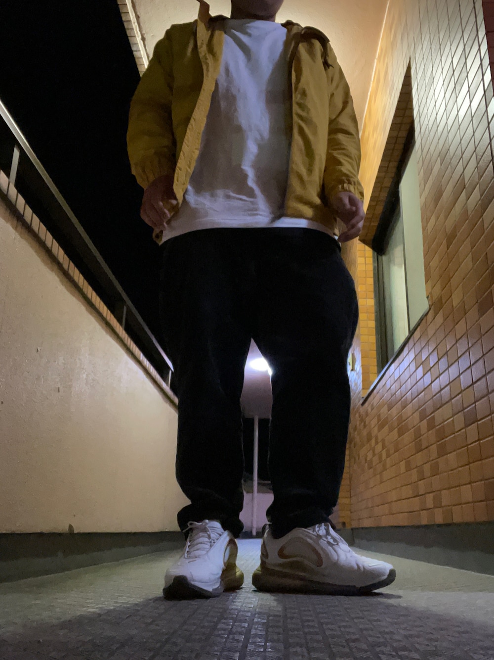「スニーカーコーデ、白スニーカー、NIKE、H&M、ＨＭ、UNIQLO U、UNIQLO、AIRMAX720、スニーカー好きと繋がりたい」｜「NIKEのアイテム（スニーカー、ホワイト系）」を使った、社畜戦隊おじさんズイエローさん（メンズ・176cm）の秋コーディネートの1枚目の写真