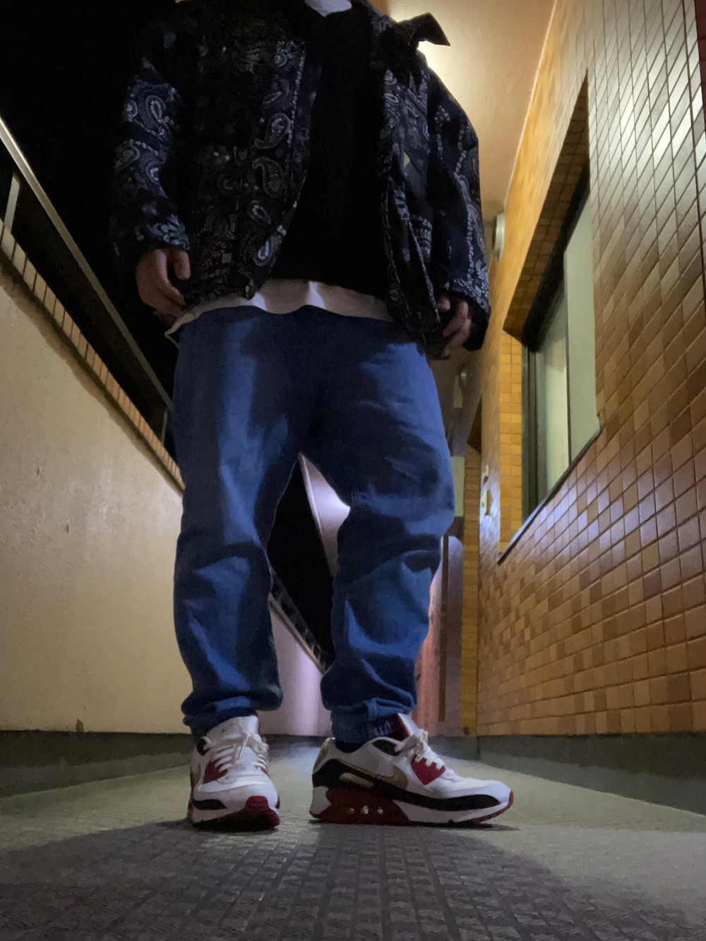 「UNIQLO、GU、MIHARAYASUHIRO、NIKE、H&M、AIRMAX90、エアマックス90、スニーカーコーデ、デニムパンツ、オトナカジュアル」｜「GUのアイテム（マウンテンパーカー、ブラック系）」を使った、社畜戦隊おじさんズイエローさん（メンズ・176cm）の秋コーディネートの1枚目の写真