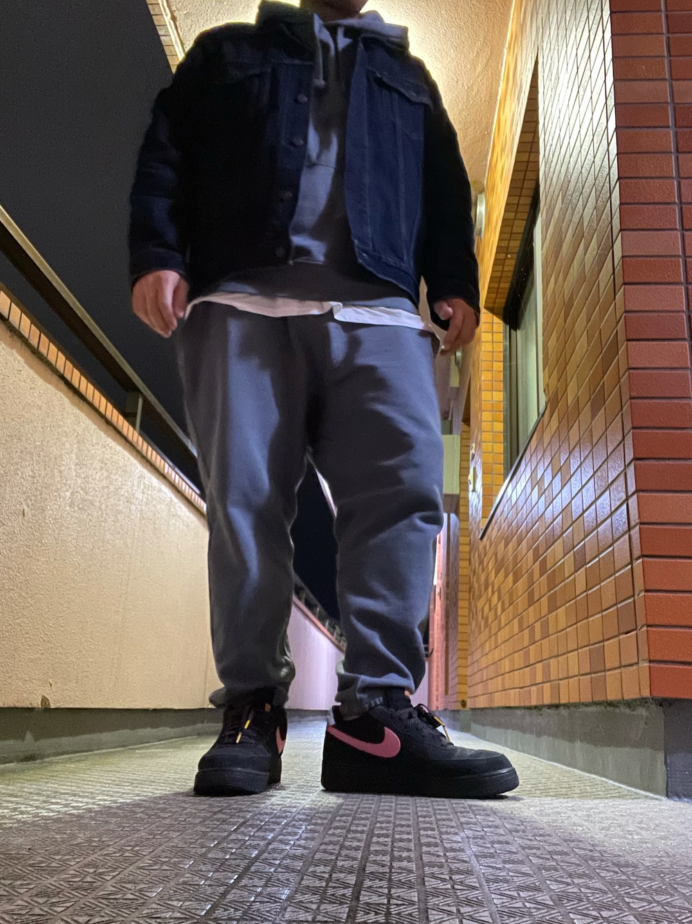 「NIKE、H&M、ＨＭ、AIR FORCE 1、airforce1、AF1、Levi's、denimjacket、カジュアルコーデ、今日のコーデ、ストリートファッション、デニムジャケット、スニーカー好きと繋がりたい」｜「NIKEのアイテム（スニーカー、ブラック系）」を使った、社畜戦隊おじさんズイエローさん（メンズ・176cm）の秋コーディネートの1枚目の写真