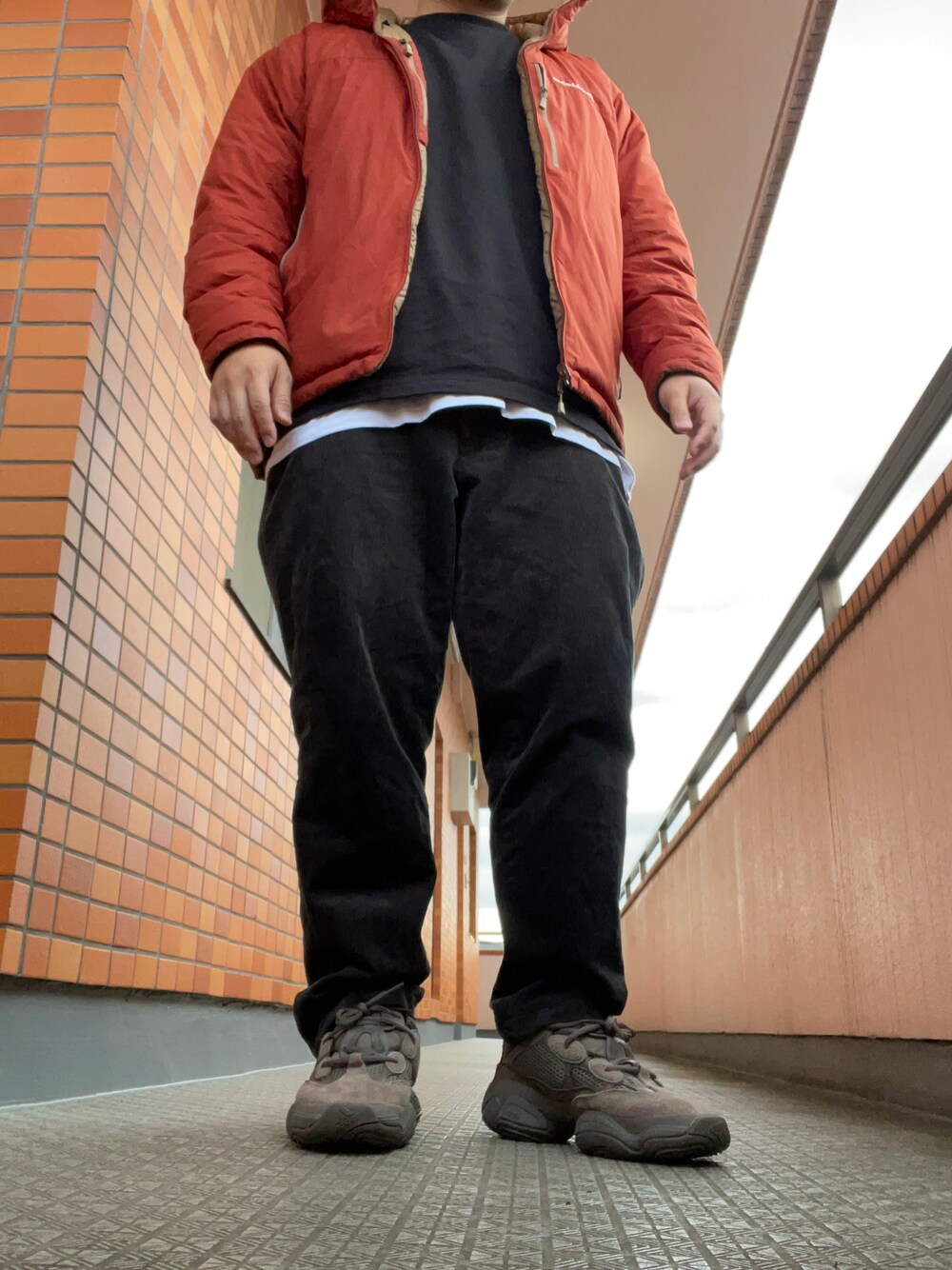 「adidas、yeezyboost、yeezy500、mont-bell、UNIQLO、秋冬コーデ、カジュアルコーデ、コーデュロイパンツ、ダウンジャケット」｜「UNIQLOのエアリズムコットンオーバーサイズTシャツ（5分袖）（Tシャツ/カットソー、ブラック系）」を使った、社畜戦隊おじさんズイエローさん（メンズ・176cm）の冬コーディネートの1枚目の写真