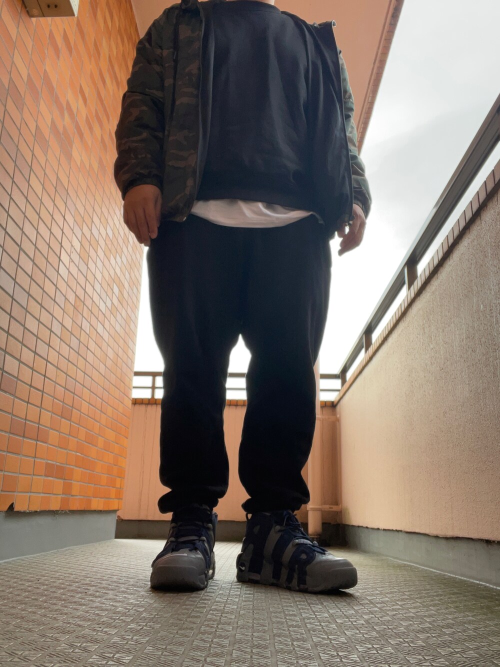 「ＨＭ、NIKE、シンプル、airmoreuptempo、ストリートコーデ、オーバーサイズ、プチプラ、スニーカー好きと繋がりたい、ブラック、カジュアルコーデ、カジュアル」｜「NIKEのナイキ エア モア アップテンポ '96 メンズシューズ / スニーカー / Nike Air More Uptempo '96  Men's Shoe（スニーカー、グレー系）」を使った、社畜戦隊おじさんズイエローさん（メンズ・176cm）の冬コーディネートの1枚目の写真