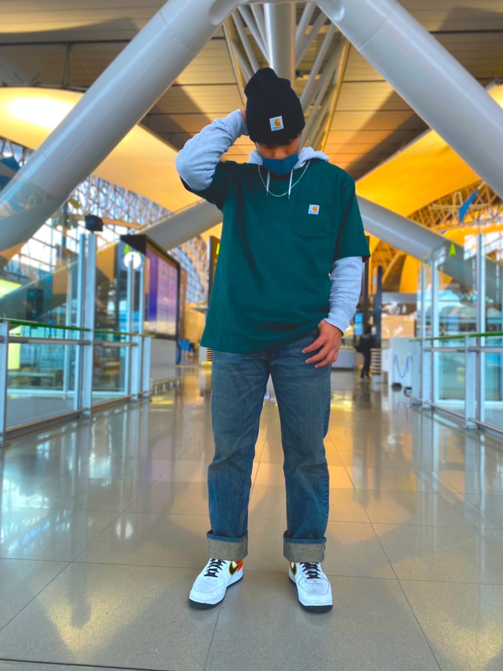 「かさねぎ、古着、ストリートコーデ、カーハート、空港、Tパカ、デニム、エアフォース1、グリーンコーデ、ニットキャップ」｜「Carharttの【 carhartt / カーハート 】# アクリルワッチ M Acrylic Watch Hat A18　帽子　ビーニー（ニットキャップ/ビーニー、ブラック系）」を使った、4008.819さん（メンズ・173cm）の冬コーディネートの1枚目の写真