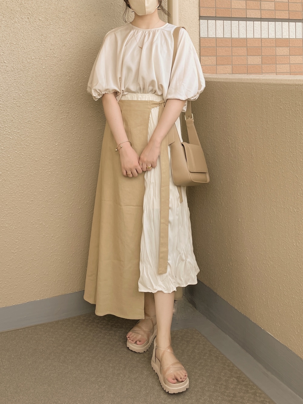 「Loueme、ワッシャースカート、淡色コーデ、淡色女子、消えそうな色コーデ、一癖ある淡色コーデ、レイヤードスタイル、パフスリーブ、ブラウス、ラップスカート、重ね着、しまむら、しまむらコーデ、ベージュコーデ、ワントーンコーデ」｜「Louereのサテンバルーンスリーブブラウス（シャツ/ブラウス、ホワイト系）」を使った、mogさん（骨格ストレート・レディース・163cm）の夏コーディネートの1枚目の写真