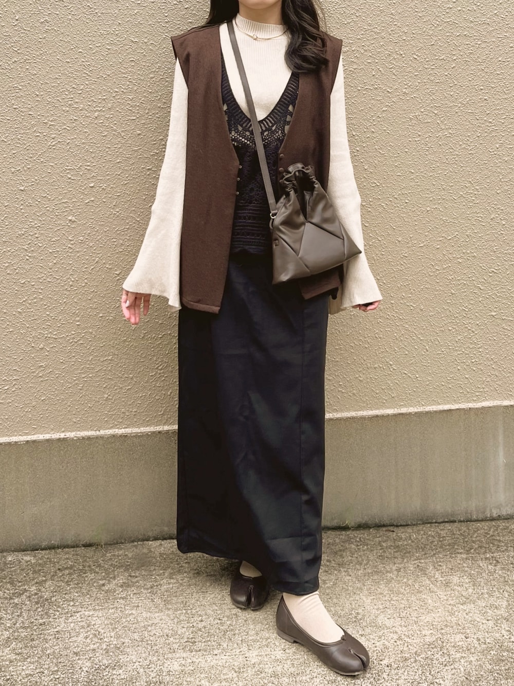 「ベスト、淡色コーデ、秋服、しまむら、しまむらコーデ、秋冬コーデ、オトナ女子、お洒落さんとつながりたい、レイヤードスタイル、高身長女子、高身長コーデ、タイトスカート、ブラックコーデ、ブラウンコーデ、ニットベスト」｜「Babのクロシェ編みベスト（ベスト、ブラック系）」を使った、mogさん（骨格ストレート・レディース・164cm）の秋コーディネートの1枚目の写真