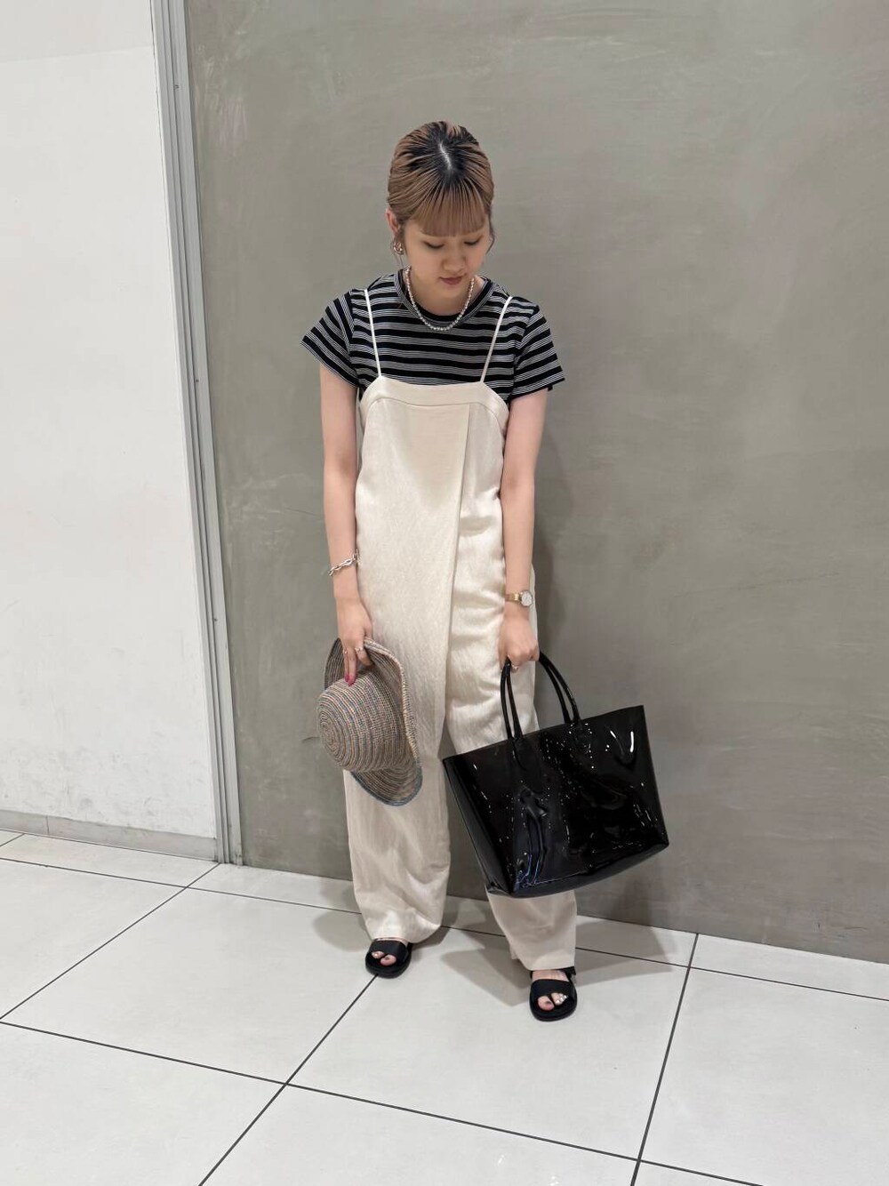 「オールインワン、URBANRESEARCH、夏コーデ、ボーダートップス、ここでしか手に入らない別注アイテム、最旬サンダルスタイル」｜「URBAN RESEARCHのラップデザインベアオールインワン（サロペット/オーバーオール、ベージュ系）」を使った、misatoさん（レディース・158cm）の夏コーディネートの1枚目の写真