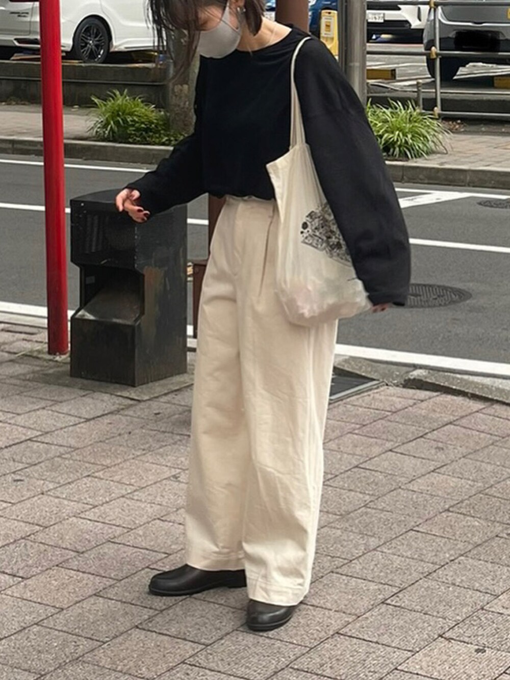 ブラウン系のレインシューズ、ホワイト系のデニムパンツ、ホワイト系のトートバッグを着用したレディースの夏コーディネートの1枚目の写真