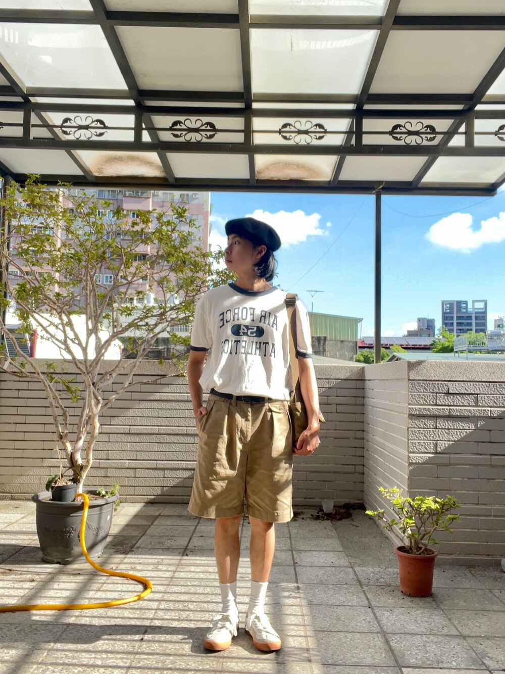 「シンプル、おしゃれさんと繋がりたい、スラックス、ベレー帽、GERMAN TRAINER」｜「THE H.W. DOG & CO. のPE6200（ハンチング/ベレー帽、ブラック系）」を使った、Chein Mingさん（メンズ・168cm）の夏コーディネートの1枚目の写真